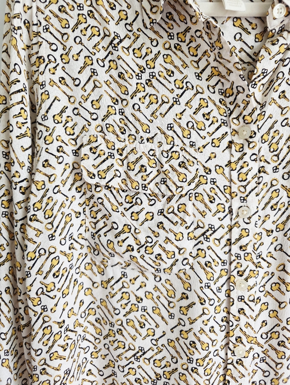 Chico's Cream Button-Down Long Sleeves Shirt Key Novelty Print Women's Size 2 - Picture 3 of 7